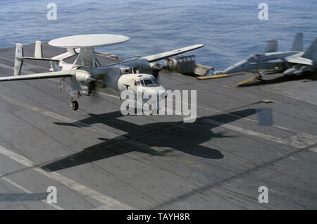 1. November 1993 Operation Continue Hope. Eine E-2C Hawkeye Landung auf der US-Navy Flugzeugträger USS Abraham Lincoln im Indischen Ozean, 50 Meilen vor Mogadischu, Somalia. Stockfoto