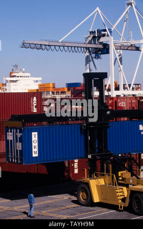 Containerisierte Fracht Be- und Entladen im Hafen von Savannah, Georgia Stockfoto