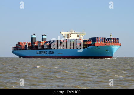 Das containerschiff Maria Maersk leitet am 16. April 2019 den Hafen von Cuxhaven und weiter nach Hamburg. Stockfoto