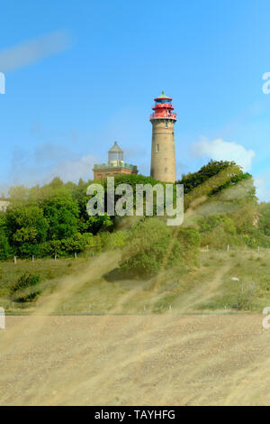 Das Kap Arkona/Kap Arkona die Leuchttürme und Ackerland Landschaft an der deutschen Ostseeküste in Mecklenburg-Vorpommern, Putgarten auf Rügen. Stockfoto