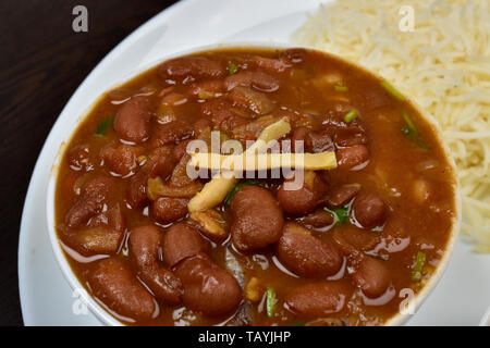 Rajma, razma, weiße Bohnen mit Ingwer auf o Fit mit Reis, Nahaufnahme, indische Gewürze essen, traditionelles Essen. Stockfoto