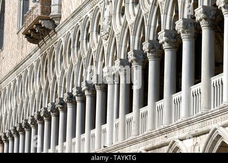 Detail der Stein Spalten der Dogenpalast Venedig Italien Europa EU Stockfoto