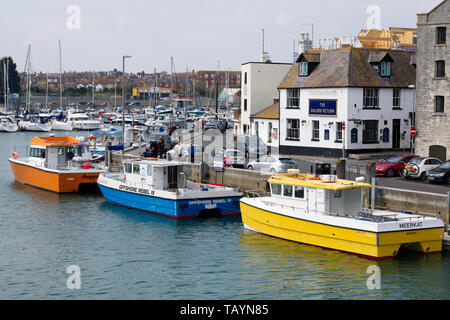 Bunte Touristische angeln Boote von Weymouth Marina. Stockfoto