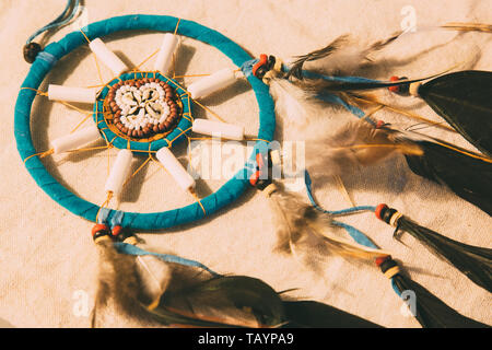Dream Catcher hängend auf weißem Hintergrund Stockfoto