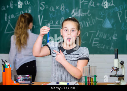 Labor Praxis. Chemie Klassen. Faszinierende Wissenschaft. Pädagogische Experiment. Mädchen Klassenkameraden Studie Chemie. Mikroskop Reagenzgläser chemische Reaktionen. Die Schülerinnen und Schüler schwarzes Brett Chemie Lektion. Stockfoto