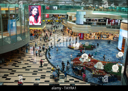 01.03.2019, Singapur, Singapur - ein Blick in die Gegend mit Geschäften im Terminal 1 am Flughafen Changi. 0 SL 190301 D 053 CAROEX.JPG [MODEL RELEASE Stockfoto