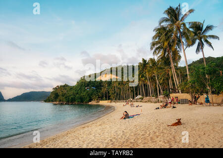 Corong-Corong, Palawan, Philippinen - Januar 31, 2019: Las Cabanas Strand von El Nido bei Sonnenuntergang, Philippinen Stockfoto