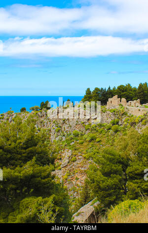 Mittelalterliche Burgruine Rocca di Cefalù auf vertikalen Foto mit blauen Tyrrhenischen Meer im Hintergrund erfasst. Der historische Ort Stockfoto