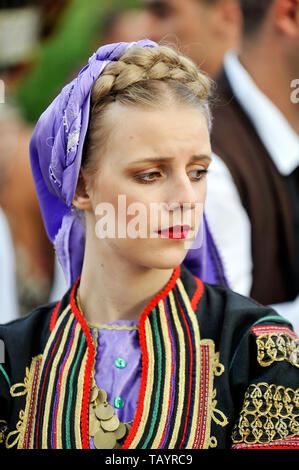 Eine junge serbische Frau im traditionellen Kostüm während Internationale Folklore Festival agra delle Regne", Minturno, Italien gekleidet Stockfoto