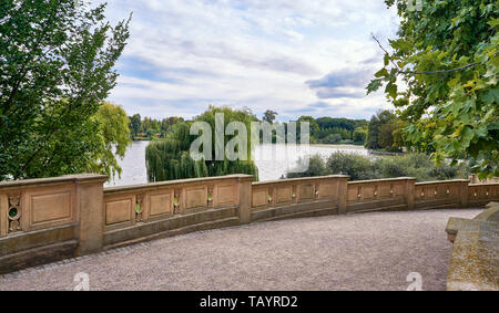 Treppen im Schlossgarten mit Blick auf den Schweriner See. Stockfoto