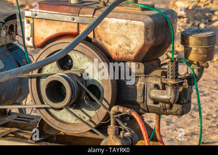 Nahaufnahme eines Motors für eine Pumpe für das Pumpen von Wasser in Sudan, Afrika Stockfoto