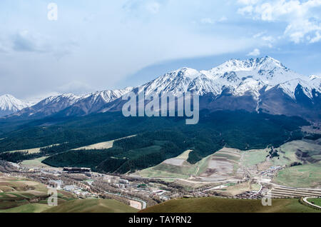 Snow Mountain und kleinen Dorf Stockfoto