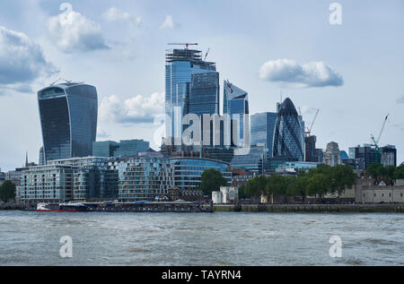 Stadt London Wolkenkratzer, in der Themse gesehen. Auf der rechten Seite sind Teile der Tower von London. Von rechts nach links: Die Gurke (30 St Mary Axe Stockfoto