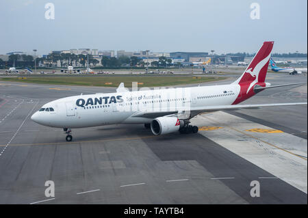 22.03.2019, Singapur, Singapur - eine Qantas Airways Airbus A330-200 Flugzeuge am Flughafen Changi. Qantas ist Mitglied der Einen Welt Airlin Stockfoto