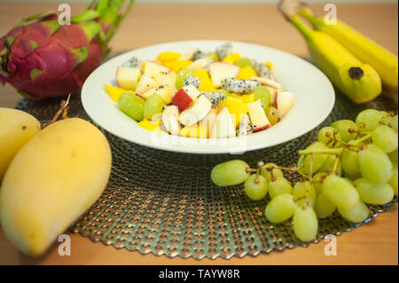 07.04.2019, Singapur, Singapur - frisch zubereiteten Obstsalat mit Mango, Banane, grüne Trauben-, Apfel- und Dragon Obst. 0 SL 190407 D002 CAROEX.JPG [M Stockfoto