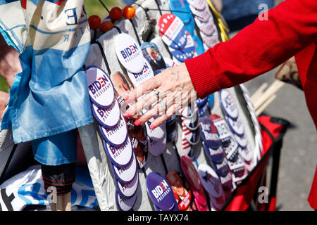 Philadelphia, PA, USA - 18. Mai 2019: Eine ältere obere Mittelklasse Frau wählt einen politischen Taste des ehemaligen Vizepräsidenten Joe Biden kick-o Stockfoto