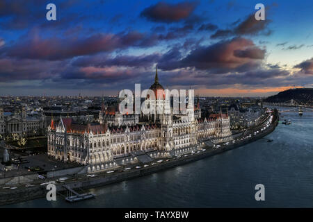 Budapest, Ungarn - Luftbild Panoramablick auf die schöne beleuchtete Parlament Ungarns mit Széchenyi Kettenbrücke, Freiheitsstatue und colurf Stockfoto