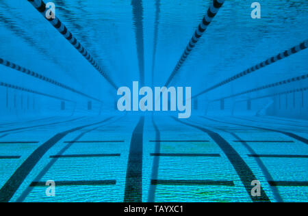 Leeren Swimmingpool mit Wegmarkierungen. Stockfoto