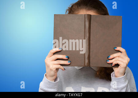 Schöne junge Frau mit Buch Stockfoto