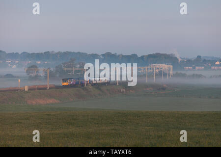 Arriva Northern Rail Class 142 Pacer 142054 + 150149 Klasse 150 Sprinter an einem nebligen Kirkham und Wesham mit Blackpool South zum Preston Zug Stockfoto