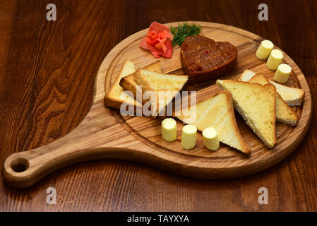 Toast und Butter serviert auf Holz Schneidebrett. Knusprigem Toast Brot. Für die Kruste Liebhaber. Stockfoto