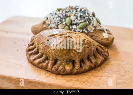 Selbstgemachte Salzige türkisches Gebäck mit Hüttenkäse und Kürbis Samen/gesalzen Pogaca. Organische traditionelles Essen. Stockfoto