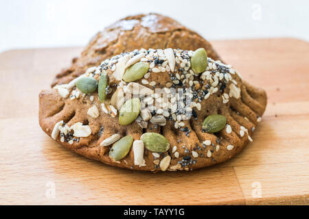 Selbstgemachte Salzige türkisches Gebäck mit Hüttenkäse und Kürbis Samen/gesalzen Pogaca. Organische traditionelles Essen. Stockfoto