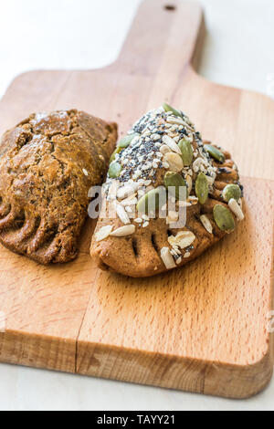 Selbstgemachte Salzige türkisches Gebäck mit Hüttenkäse und Kürbis Samen/gesalzen Pogaca. Organische traditionelles Essen. Stockfoto