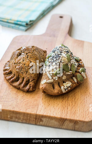 Selbstgemachte Salzige türkisches Gebäck mit Hüttenkäse und Kürbis Samen/gesalzen Pogaca. Organische traditionelles Essen. Stockfoto
