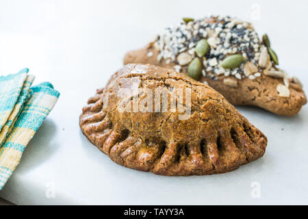 Selbstgemachte Salzige türkisches Gebäck mit Hüttenkäse und Kürbis Samen/gesalzen Pogaca. Organische traditionelles Essen. Stockfoto
