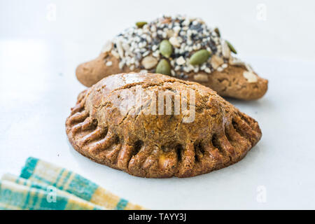 Selbstgemachte Salzige türkisches Gebäck mit Hüttenkäse und Kürbis Samen/gesalzen Pogaca. Organische traditionelles Essen. Stockfoto