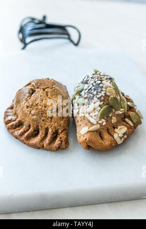 Selbstgemachte Salzige türkisches Gebäck mit Hüttenkäse und Kürbis Samen/gesalzen Pogaca. Organische traditionelles Essen. Stockfoto
