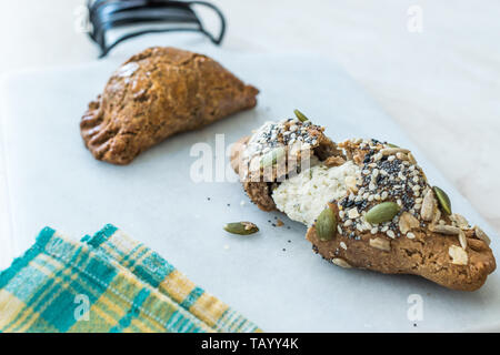 Selbstgemachte Salzige türkisches Gebäck mit Hüttenkäse und Kürbis Samen/gesalzen Pogaca. Organische traditionelles Essen. Stockfoto