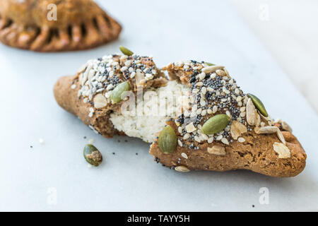Selbstgemachte Salzige türkisches Gebäck mit Hüttenkäse und Kürbis Samen/gesalzen Pogaca. Organische traditionelles Essen. Stockfoto
