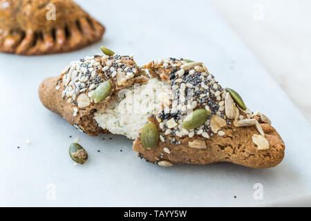 Selbstgemachte Salzige türkisches Gebäck mit Hüttenkäse und Kürbis Samen/gesalzen Pogaca. Organische traditionelles Essen. Stockfoto