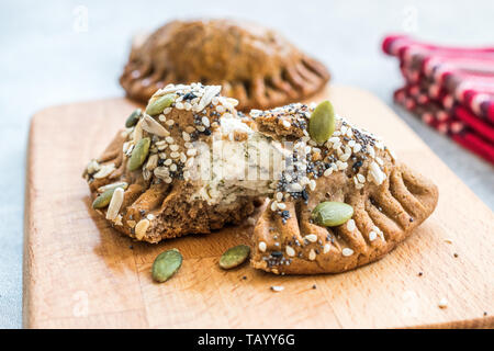 Selbstgemachte Salzige türkisches Gebäck mit Hüttenkäse und Kürbis Samen/gesalzen Pogaca. Organische traditionelles Essen. Stockfoto