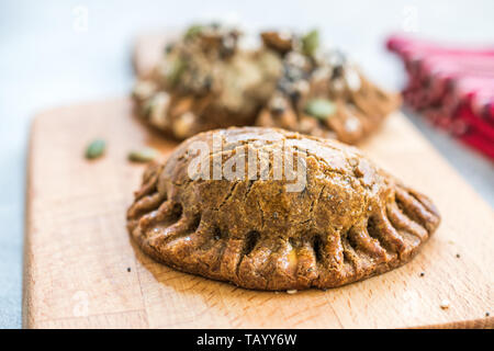 Selbstgemachte Salzige türkisches Gebäck mit Hüttenkäse und Kürbis Samen/gesalzen Pogaca. Organische traditionelles Essen. Stockfoto