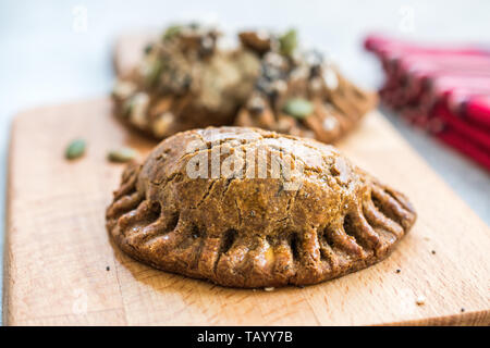 Selbstgemachte Salzige türkisches Gebäck mit Hüttenkäse und Kürbis Samen/gesalzen Pogaca. Organische traditionelles Essen. Stockfoto