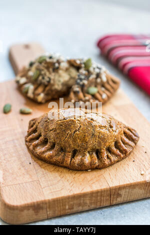 Selbstgemachte Salzige türkisches Gebäck mit Hüttenkäse und Kürbis Samen/gesalzen Pogaca. Organische traditionelles Essen. Stockfoto