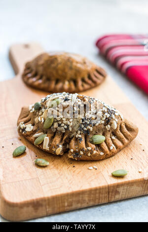 Selbstgemachte Salzige türkisches Gebäck mit Hüttenkäse und Kürbis Samen/gesalzen Pogaca. Organische traditionelles Essen. Stockfoto