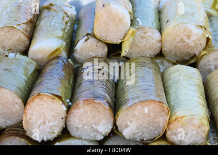 Street Food namens lemang (Reis Knödel) eines Malaysischen lokalen Essen und ein Muss Delikatesse während der Festtage in Malaysia, Singapur, Indonesien und Brune Stockfoto