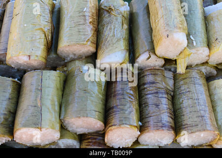 Street Food namens lemang (Reis Knödel) eines Malaysischen lokalen Essen und ein Muss Delikatesse während der Festtage in Malaysia, Singapur, Indonesien und Brune Stockfoto