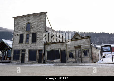 Die "küssenden Gebäude" in der historischen Gold-mining Town von Dawson City, Yukon, Kanada Stockfoto