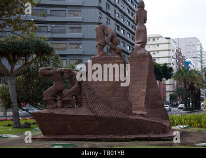 Las Palmas, Gran Canaria, Spanien - 31. Dezember 2017. Stein Skulptur Gruppe mit vier verschiedenen Aktivitäten Stockfoto