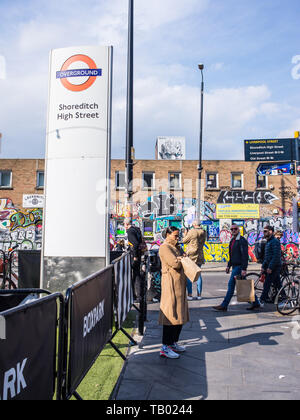 Shoreditch, London, England, UK - April 2019: Leute, die in der Nähe von Shoreditch High Street Station und BOXPARK in Shoreditch East London Stockfoto