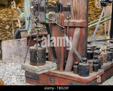 Alte balance Hebel mit Gewichten. Vintage aus Holz und Metall Waage mit Gewichten. Stockfoto