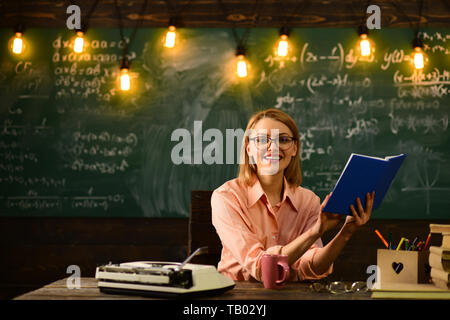 Sekretärin arbeitet in der Schule Büro. Frau Sekretär liest Notebook. Suche nach Sekretärin job. Stockfoto