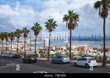 Las Palmas, Gran Canaria, Spanien - 31. Dezember 2017. Blick über die Stadt und der Hafen von Las Palmas, von Mirador Paseo La Cornisa Stockfoto