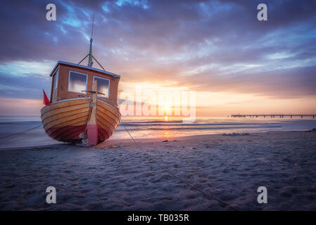 Fisher mann Boot auf Ahlbeck Strand bei Sonnenaufgang, Usedom, Deutschland Stockfoto