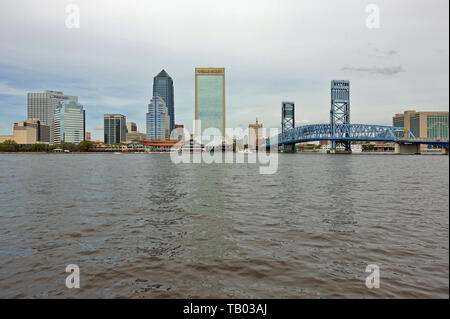 JACKSONVILLE, FL-9 MAR 2019 - Ansicht der Jacksonville Skyline und den Main Street Brücke über den St. Johns River in Jacksonville, Florida, United Sta Stockfoto